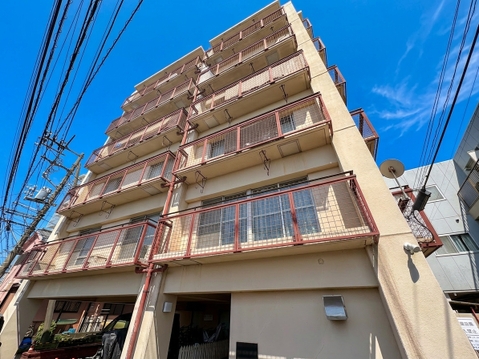 複数階建ての住宅街にあるマンションの外観です