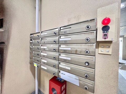 複数の郵便受けが設置された集合住宅の共用部