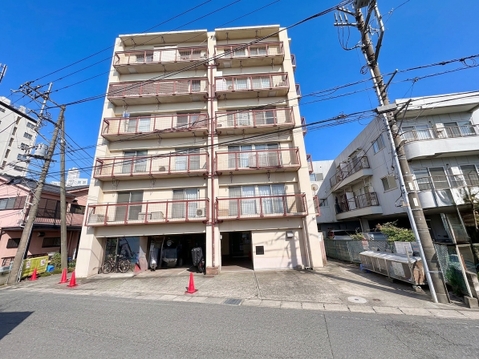 多層階の集合住宅外観、閑静な住宅街に立地