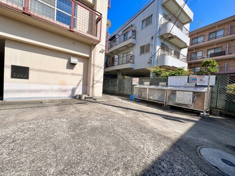 建物に囲まれた駐車スペースの様子