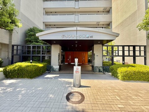 マンションのエントランス外観、緑が近くにある
