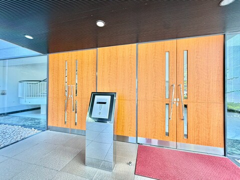 モダンなデザインのエントランスと自動受付機