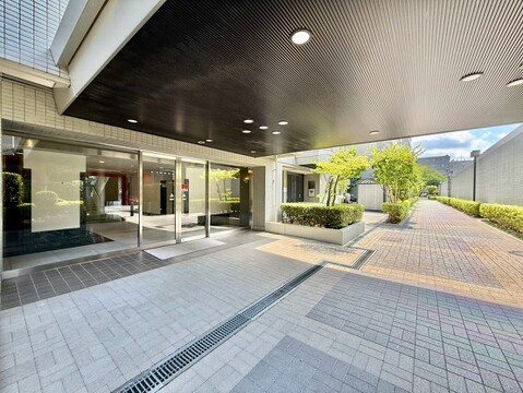 建物のエントランスと屋外通路の様子