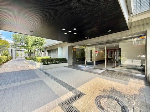 建物のエントランス付近の広い通路と屋根付きスペース