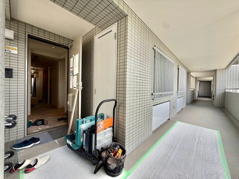 玄関スペースと広めのバルコニーが見える室内の様子
