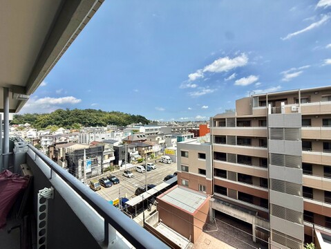 バルコニーからの住宅街と山並みの眺望が望める