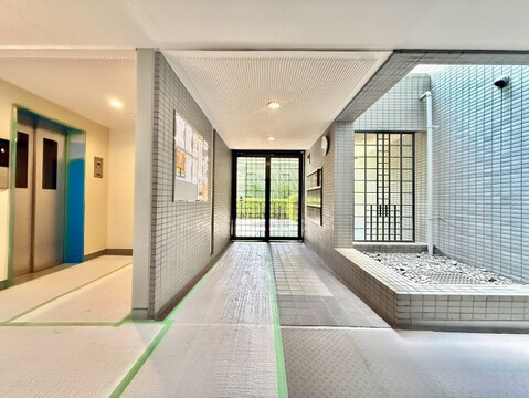 エレベーター付の明るい共用エントランスホール
