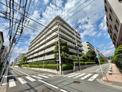 角地に建つ複数階のマンション外観です