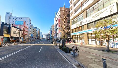 開けた通り沿いに立地し、周辺は商業施設が点在しています