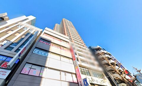 高層の集合住宅で、広い空と開放的な眺望が特徴です