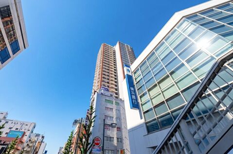 高層ビルとガラス張りの建物が建ち並ぶ街並みの外観です