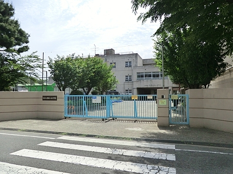 川崎市立西梶ヶ谷小学校　距離約430m