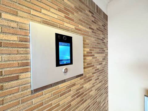 レンガ調の壁に設置されたオートロック
