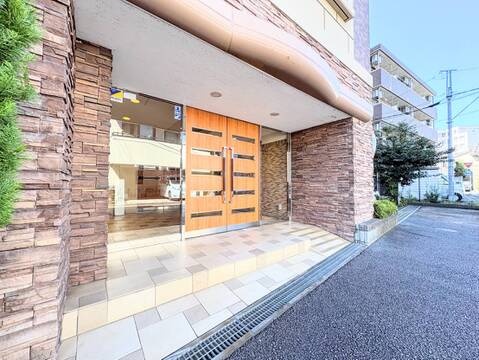 石張りの外壁と木製扉のエントランス