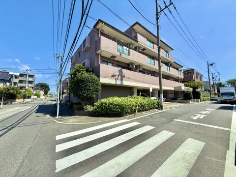 街角に立つ3階建ての住宅兼マンション外観です