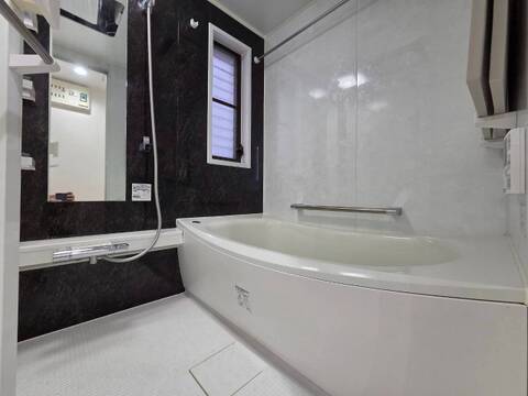シンプルで清潔感のある浴室とバスタブ