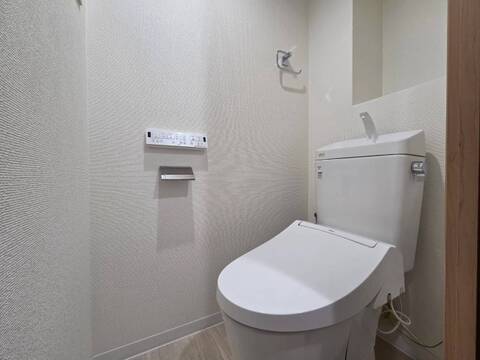シンプルで清潔感のあるトイレ空間です