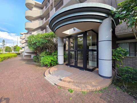 建物のエントランス付近の外観と歩道の様子