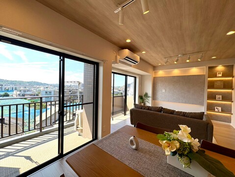 海が見える窓と広いリビングの部屋