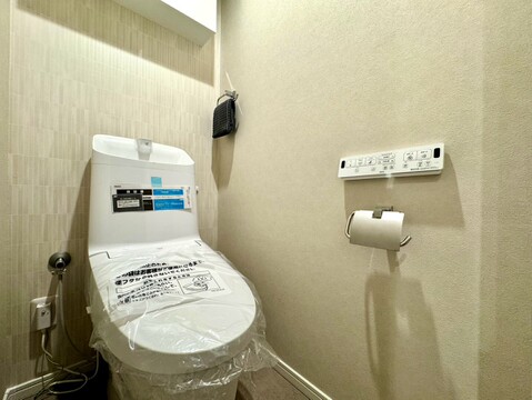 コンパクトで清潔感のあるトイレ空間