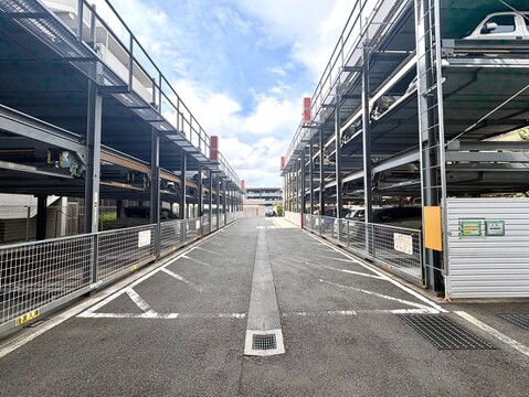 屋外にある多層式の立体駐車場