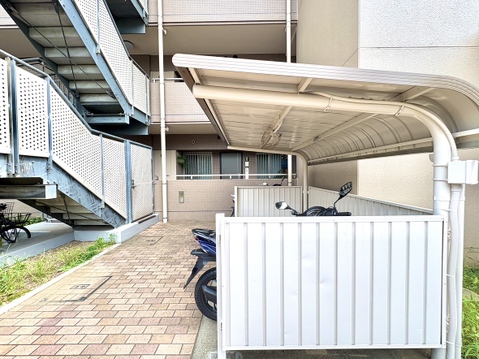 屋根付きの駐輪場がある共有スペース
