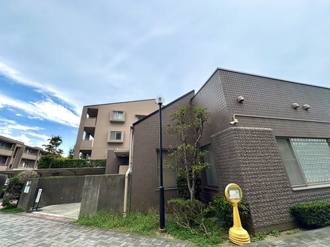 落ち着いた住宅街にある２階建ての外観です