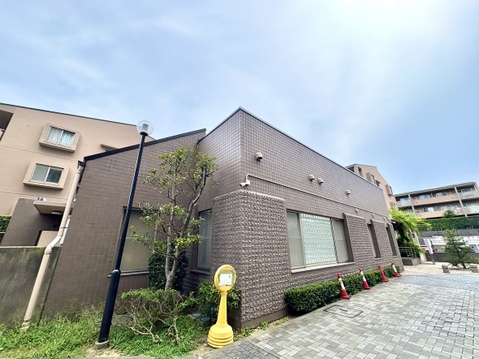 道路沿いに建つ2階建ての住宅外観です