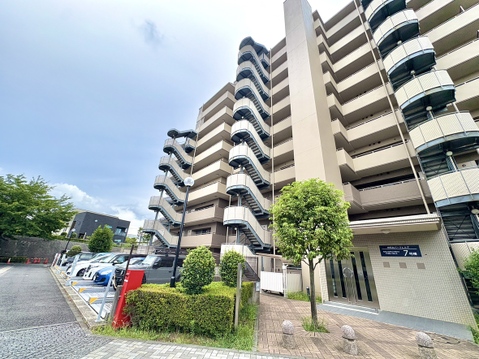 階段状のバルコニーが特徴の中規模マンションの外観です