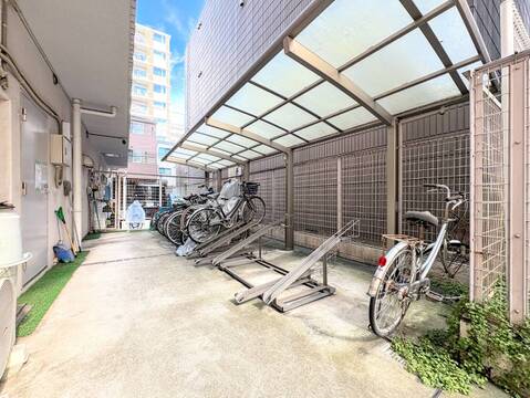 建物隣の屋根付き自転車置き場の様子
