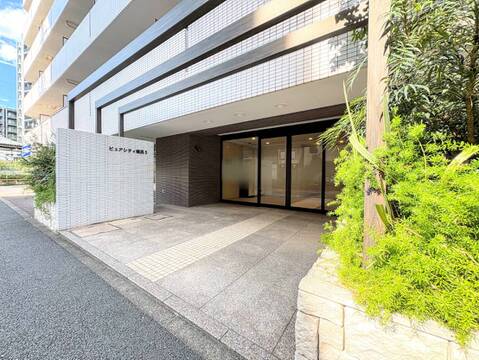 建物のエントランス付近の外観　緑も見える