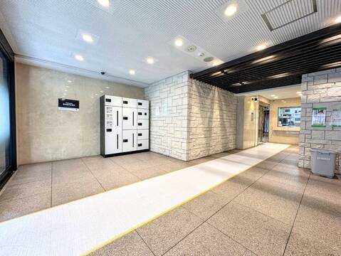 明るく開放的なマンションのエントランスホール
