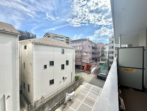 バルコニーから見た住宅街の眺望と晴れた空