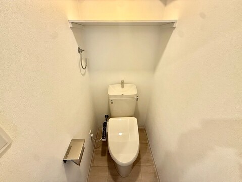 シンプルなトイレ空間、棚付きで収納可能です