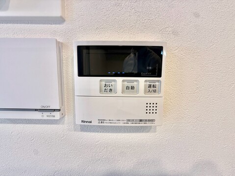 壁付けのデジタルコントローラーが設置されています