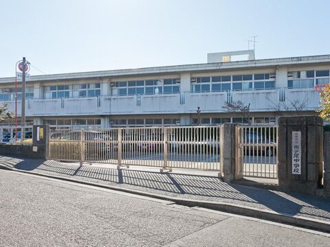 横浜市立市ケ尾中学校　距離約1100m