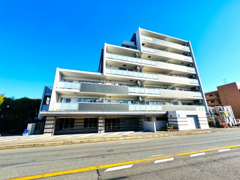 道路沿いの多層階マンションの外観です