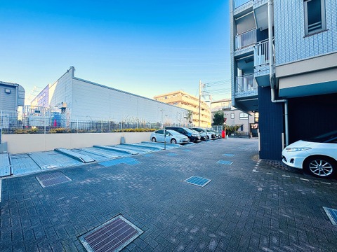 物件近くの駐車スペースと周辺道路の様子です