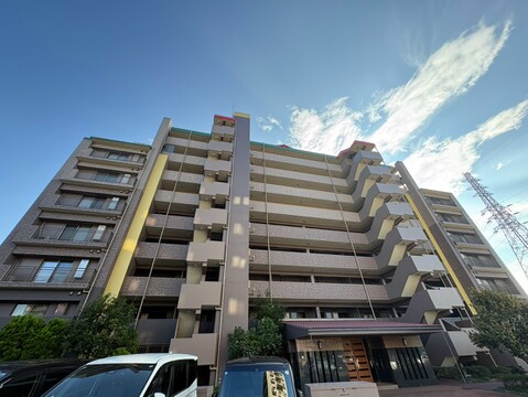 日当たりの良いマンションの外観です