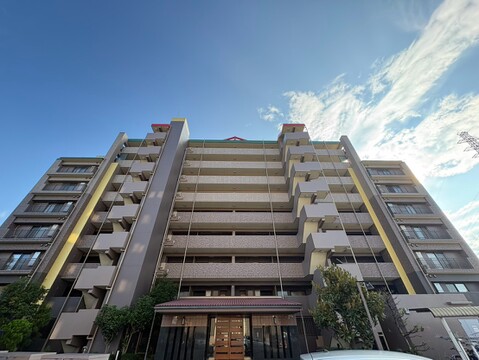 複数階のバルコニーがあるマンションの外観