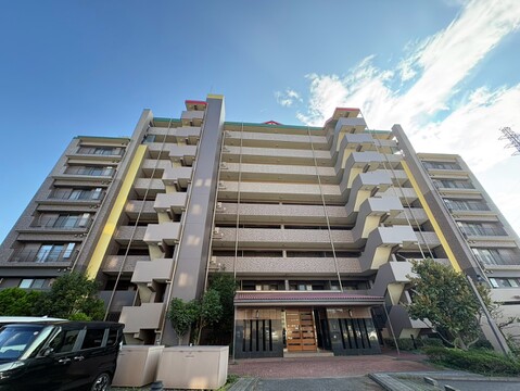 複数階のマンション外観、青空と調和した建物