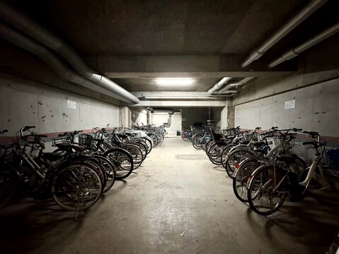 屋内駐輪場、整然と並ぶ自転車が利用可能です