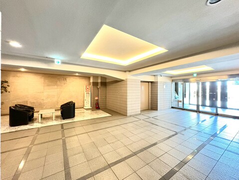 広いエントランスホール、受付カウンターあり