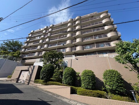 植栽が整った8階建てのマンション外観です