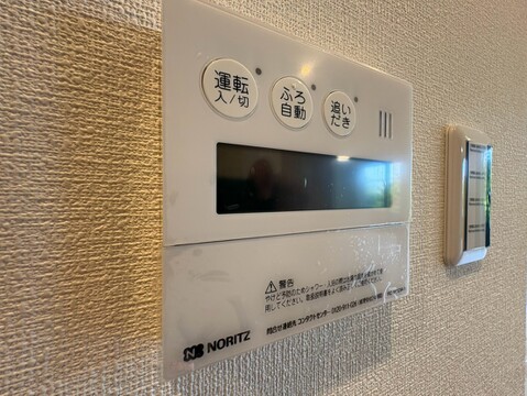 壁に設置された給湯リモコンのアップ画像