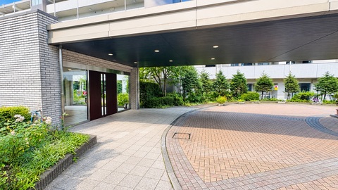 建物のエントランス付近と車寄せスペースの様子です