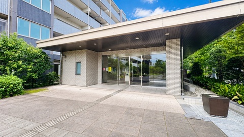 緑に囲まれた建物のエントランス外観