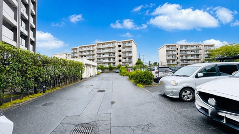 集合住宅の敷地内にある駐車場の様子です
