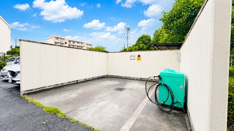 屋外の駐車スペースとリサイクルボックスが設置されています