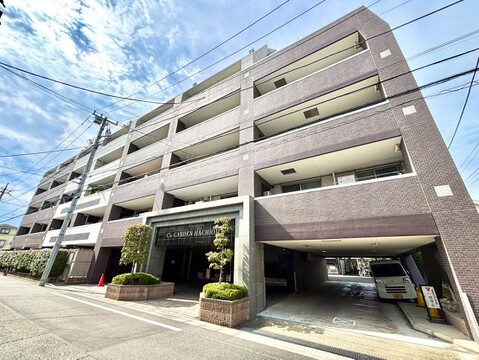6階建てのマンション外観、バルコニー付き